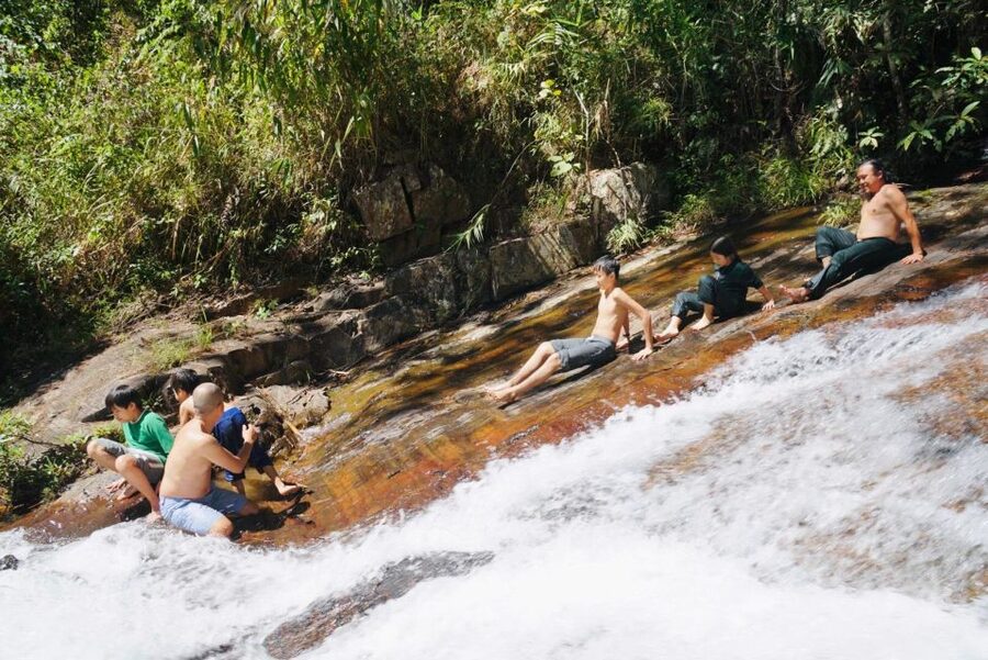 3-Hours Trekking Tour to Hidden Waterfall and Sturgeon Farm - Back at Twin Beans: rest time plus farm-to-cup coffee