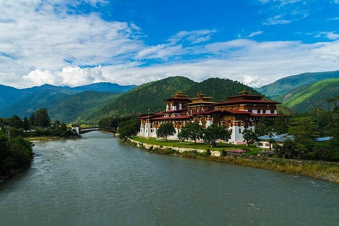 8 Days Bhutan Cultural Tour with 2-Day Bumdrak Trek - Day 4: Khamsum Yulley Chorten hike and Phobjikha’s winter world