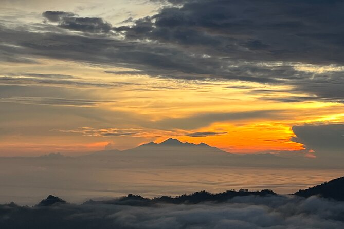 All inclusive Mount Batur Trekking with Hot Spring tour - Sunrise breakfast at the summit: eating without missing the show