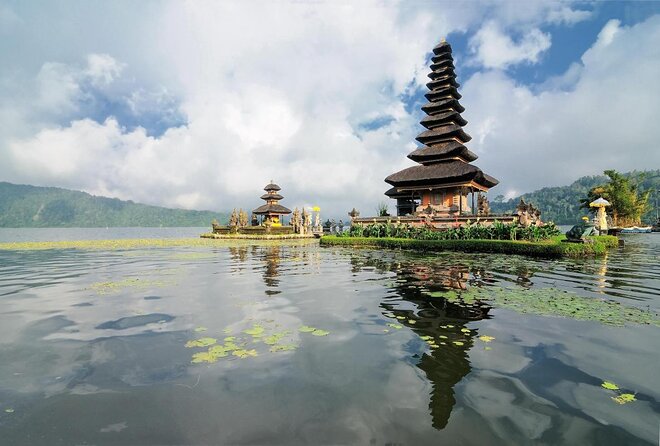 Bali Jungle Trekking and Lake Canoeing Tour - Wanagiri basecamp: coffee, cake, and the first lake look