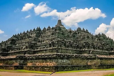 Borobudur Climb Up and Selogriyo Temple Rice Terraces Trekking - Monday warning: you may only reach the ground