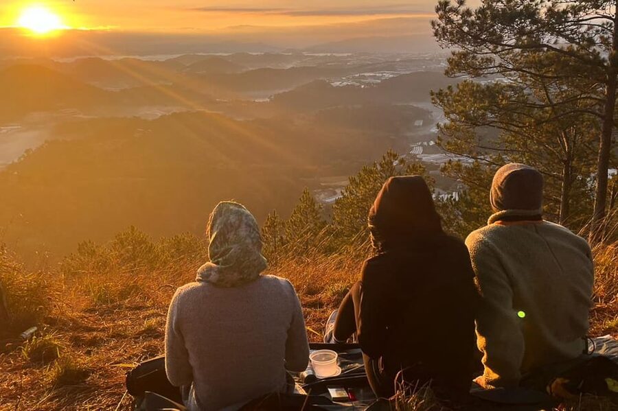 Da Lat: Chasing the Sunrise - A Mini Trek Adventure - After the hike: exploring the neighborhood and finding bánh căn