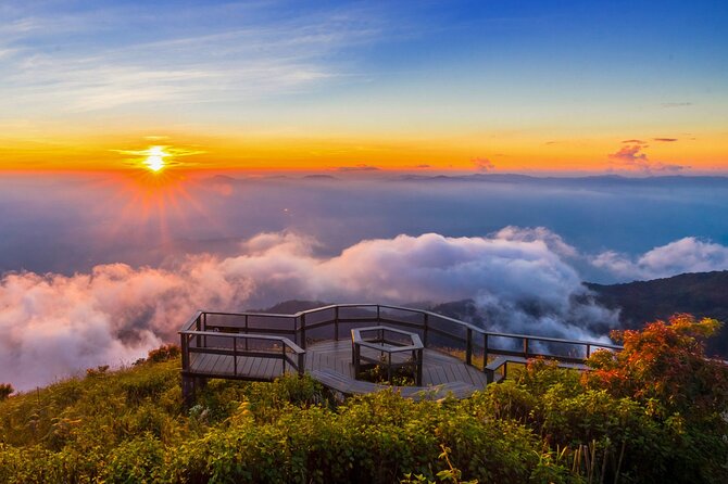 Doi Inthanon National Park with Nature Trail Trekking 1-Day Tour - Stop 3: King and Queen Chedis Pagodas Above the Clouds