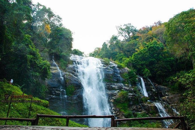 Doi Inthanon National Park with Nature Trail Trekking 1-Day Tour - Stop 4: Quick Time at the Hmong Market