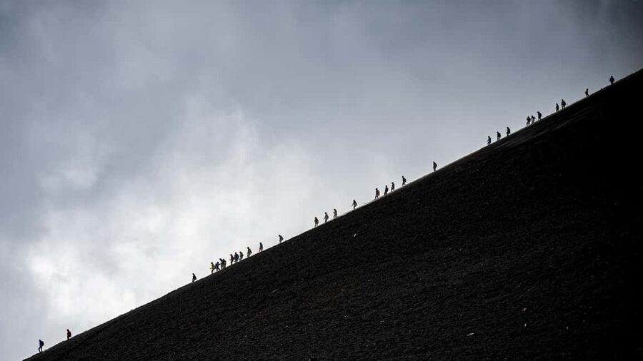 Etna: Trekking to the summit craters at 3340 meters - Descent to lunch near 3000 m: rest without losing the rhythm