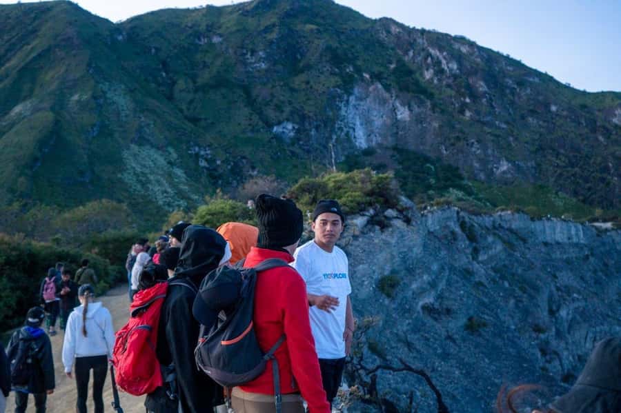From Banyuwangi: Day Trip to Ijen Volcano with Guided Trek - The hike with an English guide: what you’ll do on the crater path