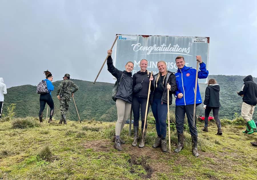 From Kigali: Bisoke Summit Trek, Crater Lake 1 Day Safari - Kigali to Volcanoes National Park: the early start that actually helps