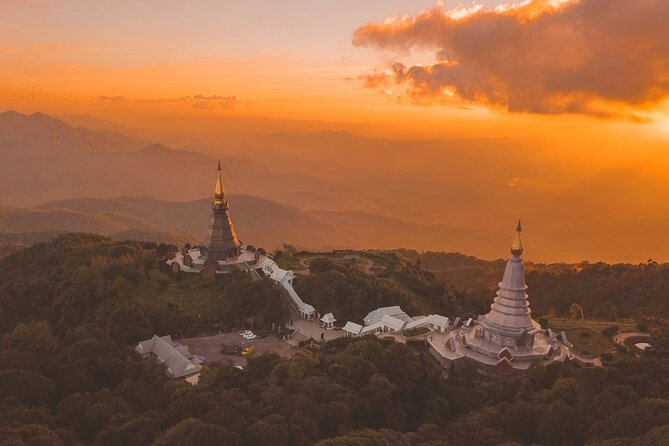 Full-Day Doi Inthanon National Park Tour with Trek and Pagodas - Heading Up From Chiang Mai: The Rhythm of a Long Day