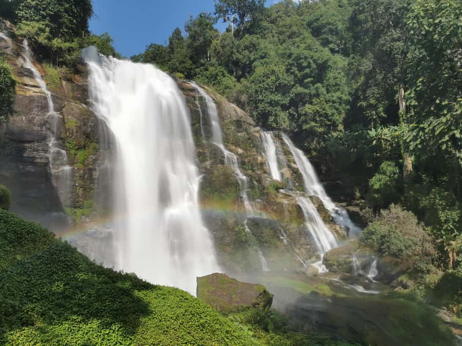 Inthanon national park, Trekking and Sightseeing in one day. - Twin pagodas and Hmong market: history + last shopping stretch