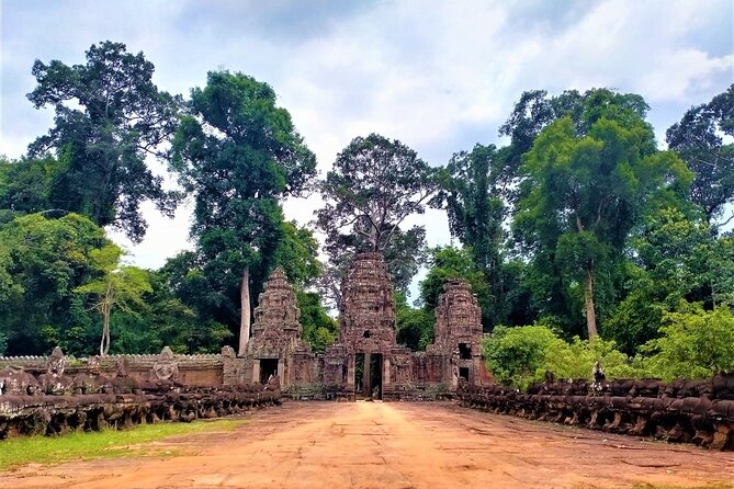 Kbal Spean Trekking Tour with Banteay Srei and Landmine Museum - Stop 2: Banteay Srei and why the carvings look so crisp