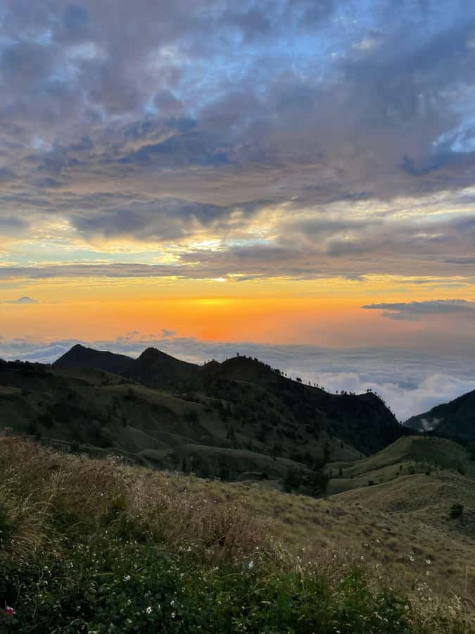 Mount Rinjani: 2D-1N Trekking Summit Sunrise Point Join Tour - Food, Water, and Gear: What You Get and What You Must Bring
