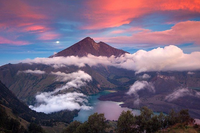 Rinjani Trekking 2D1N Senaru crater rim - Day 1 in the Forest: Senaru Trek Center to Post 2 Montong SATAS