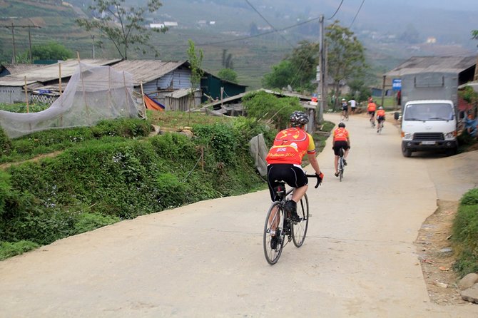 Sapa Easy Trekking Villages 2 days, 1 night: Meals, Local guide, 3 star hotels - The guide makes the route feel easy