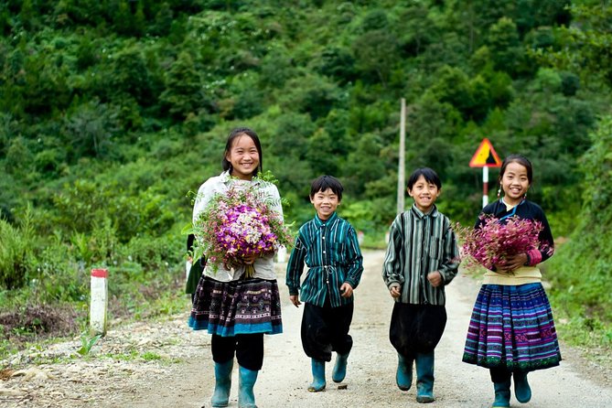 Sapa Villages trekking and homestay 2 Days/ 1 night package tour: best selling - Day 1: Y Linh Ho Terraces, Lao Chai Stops, Then Ta Van Homestay