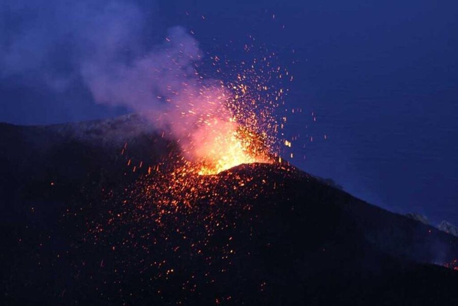Sunset Trekking on vulcano Stromboli - Group size and the vibe: small groups vs big numbers