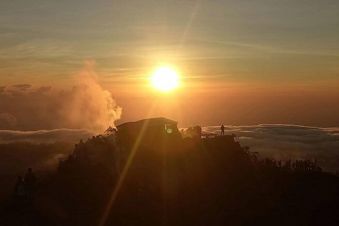The Majestic Mount Ijen Sunrise Trekking From Bali - Sunrise Over the Crater Lake: Why Timing Beats Guesswork