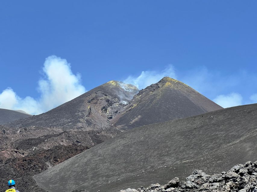 Trekking at 3000 meters on Etna - Entering the 2002 effusive crater channel at 2700 m