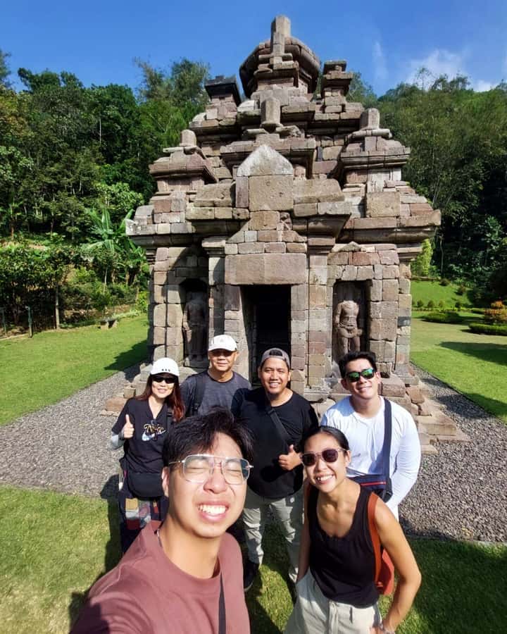 Yogyakarta: Selogriyo Temple and Rice Terrace Soft Trekking - Rice Terrace Soft Trekking: Green Views With a Real-Life Reality Check